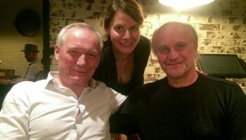 Běloruský básník Uladzimir Njakljajev/Vladimir Něklajev a hudebník a občanský aktivista Michael Kocáb a nahoře Lucie Řehoříková